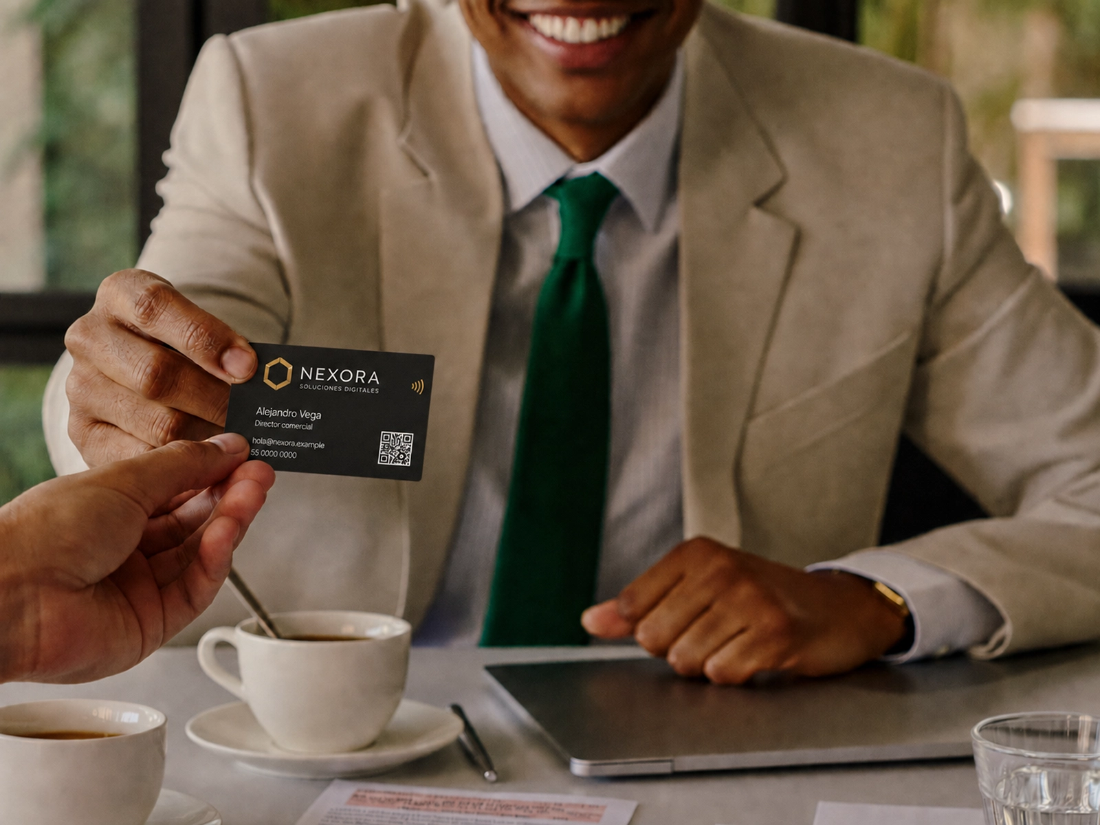 Ejecutivo comercial compartiendo su tarjeta NFC IDTAP365 con un cliente durante una reunión de negocios